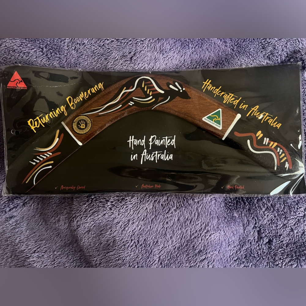 Returning boomerang • Handpainted in Australia